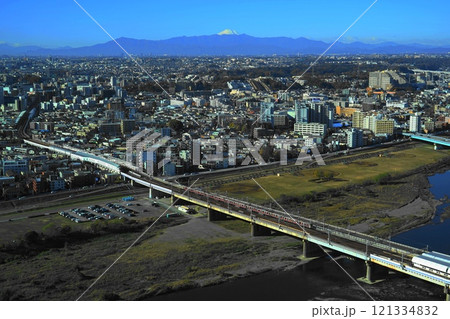 富士山と多摩川が青空に映える　12月世田谷1280富士山と東急田園都市線・二子玉川駅 121334832