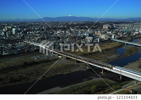 富士山と多摩川が青空に映える　12月世田谷1281富士山と東急田園都市線・二子玉川駅 121334833