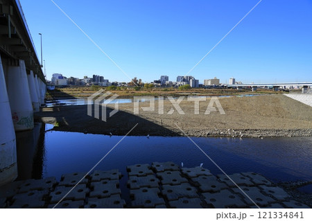 野川と多摩川が合流する二子玉川駅下　12月世田谷1289野川と多摩川の合流地点 121334841