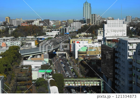 車の渋滞が激しい都会の街並み　12月世田谷1332二子玉川の街と国道246号線 121334873