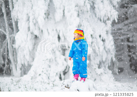 Kids play in snow in winter park 121335825