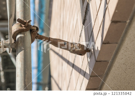 【マンション大規模修繕工事 足場に壁つなぎ使用】 【マンション大規模修繕工事 足場に壁つなぎ使用】 121335842