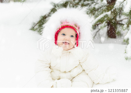 Kids play in snow in winter park 121335887