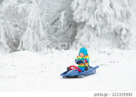 Kids play in snow in winter park 121335992