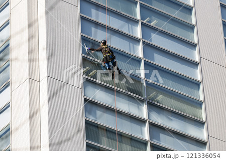 高層ビルの窓ガラス清掃作業 高層ビルの窓ガラス清掃作業 121336054