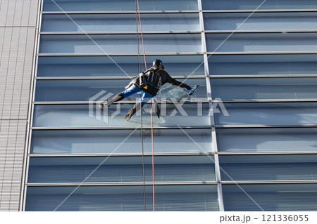 高層ビルの窓ガラス清掃作業 高層ビルの窓ガラス清掃作業 121336055