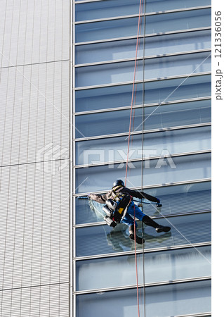 高層ビルの窓ガラス清掃作業 121336056