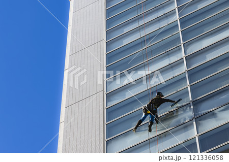 高層ビルの窓ガラス清掃作業 高層ビルの窓ガラス清掃作業 121336058
