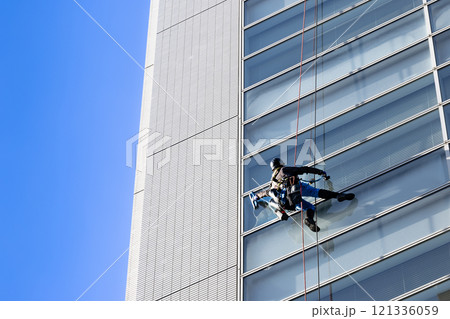 高層ビルの窓ガラス清掃作業 121336059