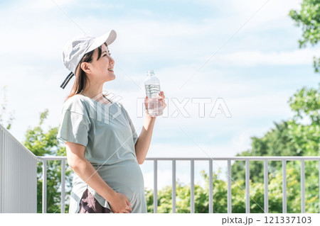 運動・ウォーキング中に水分補給する妊婦・プレママ 運動・ウォーキング中に水分補給する妊婦・プレママ 121337103