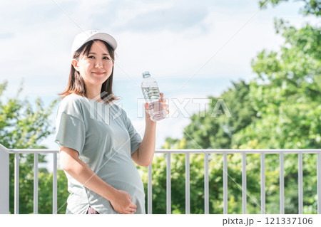 運動・ウォーキング中に水分補給する妊婦・プレママ 121337106