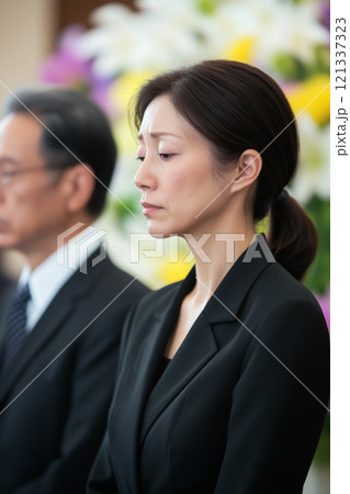 日本のお葬式　参列者（30代の女性） 121337323