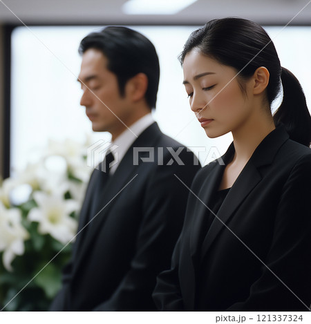 日本のお葬式　参列者（30代の女性） 121337324