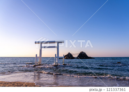 福岡県糸島市　夕方の桜井二見ヶ浦の夫婦岩と白い鳥居 121337361