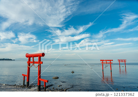 佐賀県太良町　有明海の浅瀬に立つ秋の大魚神社の海中鳥居 121337362