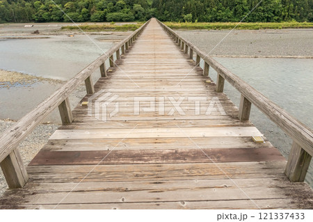 木道　Old wooden bridge with perspective 121337433