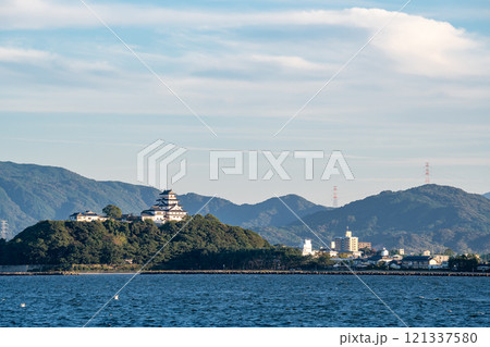 佐賀県唐津市　海から見る秋の唐津城 121337580