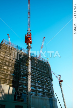 マンション建設現場のある都市風景　g-4 ライトカラー 121337617