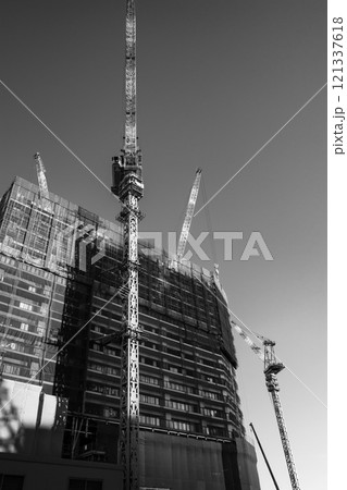 マンション建設現場のある都市風景 g-5 モノクロ マンション建設現場のある都市風景 g-5 モノクロ 121337618