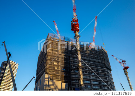 マンション建設現場のある都市風景 h-1 マンション建設現場のある都市風景 h-1 121337619