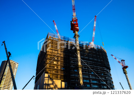 マンション建設現場のある都市風景　h-2 高彩度コントラスト 121337620