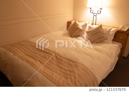 ホテルのダブルベッド 121337670