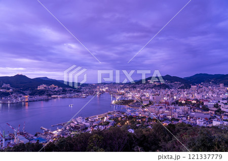 長崎県長崎市 鍋冠山公園展望台から眺める世界新三大夜景の一つと言われる長崎港の夜景 長崎県長崎市 鍋冠山公園展望台から眺める世界新三大夜景の一つと言われる長崎港の夜景 121337779