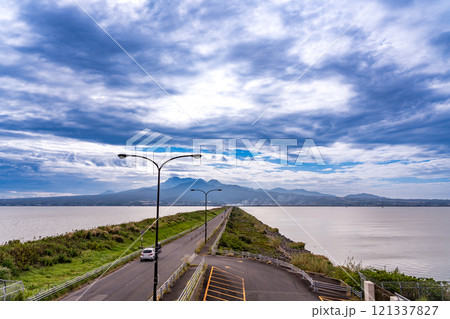 長崎県諫早市　有明海の諫早湾上を走る雲仙多良シーラインからの雲仙の眺め 121337827