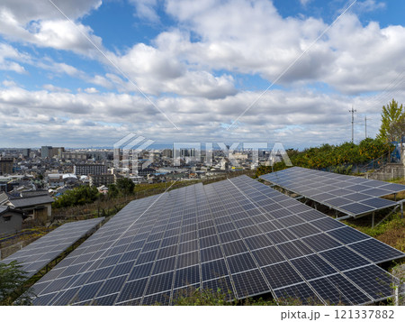 斜面の太陽光発電設備と蜜柑畑の風景 斜面の太陽光発電設備と蜜柑畑の風景 121337882