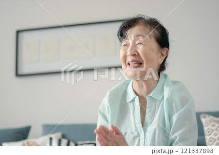 生き生きとした高齢女性 121337898