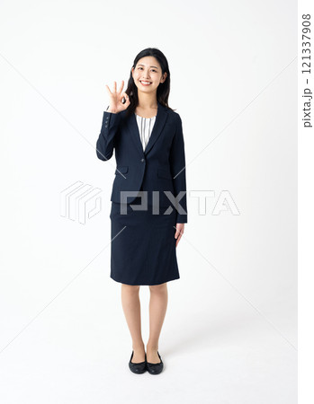 指でOKサインをするスーツ姿の若い女性 指でOKサインをするスーツ姿の若い女性 121337908