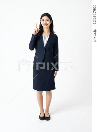 指差しをしてポイントを教えるスーツ姿の女性 指差しをしてポイントを教えるスーツ姿の女性 121337909