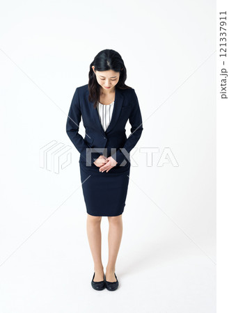 お辞儀をするスーツ姿の女性 お辞儀をするスーツ姿の女性 121337911