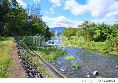 初秋の薄根川風景　利根川支流　群馬県沼田市 121338054