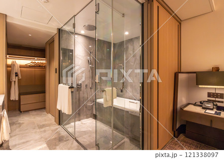 浜松町駅、竹芝駅近くのウォーターズ竹芝に入るラグジュアリーホテル、メズム東京の綺麗な客室の浴室 121338097
