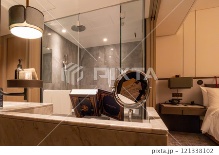 浜松町駅、竹芝駅近くのウォーターズ竹芝に入るラグジュアリーホテル、メズム東京の綺麗な客室の浴室 浜松町駅、竹芝駅近くのウォーターズ竹芝に入るラグジュアリーホテル、メズム東京の綺麗な客室の浴室 121338102