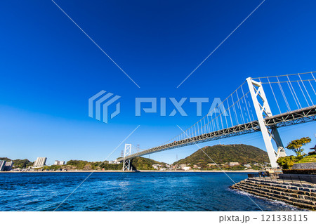 めかり観潮遊歩道からの関門橋【福岡県北九州市】 121338115