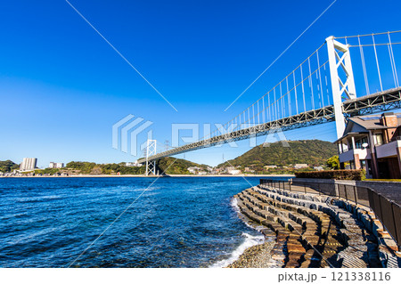 めかり観潮遊歩道からの関門橋【福岡県北九州市】 121338116