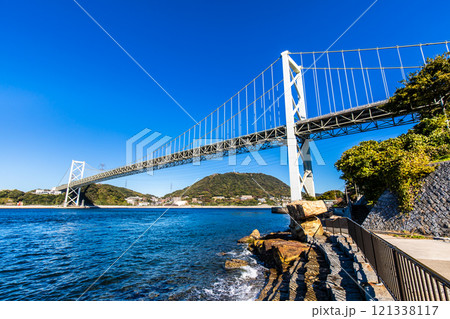 めかり観潮遊歩道からの関門橋【福岡県北九州市】 121338117