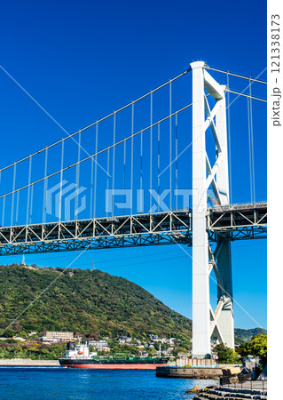 めかり観潮遊歩道からの関門橋【福岡県北九州市】 121338173