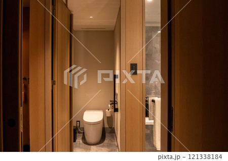 浜松町駅、竹芝駅近くのウォーターズ竹芝に入るラグジュアリーホテル、メズム東京の綺麗な客室のトイレ 121338184