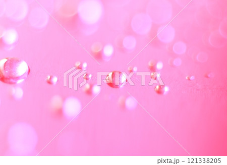 ピンク色背景に水滴、玉ボケ・丸ボケ ピンク色背景に水滴、玉ボケ・丸ボケ 121338205