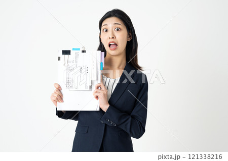 経費精算の紙を持って悩む経理部の女性 経費精算の紙を持って悩む経理部の女性 121338216