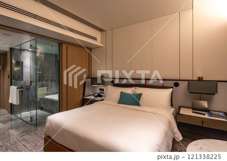 浜松町駅、竹芝駅近くのウォーターズ竹芝に入るラグジュアリーホテル、メズム東京の綺麗な客室から見る浴室 121338225