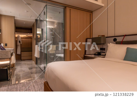 浜松町駅、竹芝駅近くのウォーターズ竹芝に入るラグジュアリーホテル、メズム東京の綺麗な客室から見る浴室 浜松町駅、竹芝駅近くのウォーターズ竹芝に入るラグジュアリーホテル、メズム東京の綺麗な客室から見る浴室 121338229