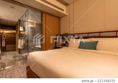 浜松町駅、竹芝駅近くのウォーターズ竹芝に入るラグジュアリーホテル、メズム東京の綺麗な客室から見る浴室 121338233