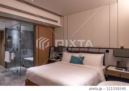 浜松町駅、竹芝駅近くのウォーターズ竹芝に入るラグジュアリーホテル、メズム東京の綺麗な客室から見る浴室 121338240