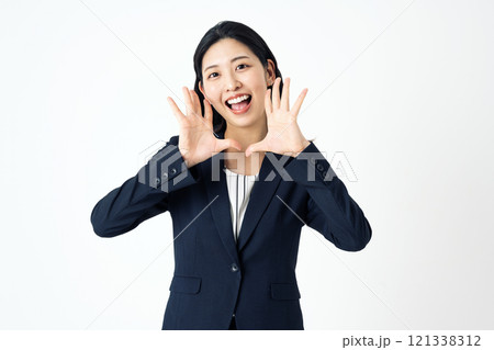大声で叫んで応援するスーツ姿の女性 大声で叫んで応援するスーツ姿の女性 121338312