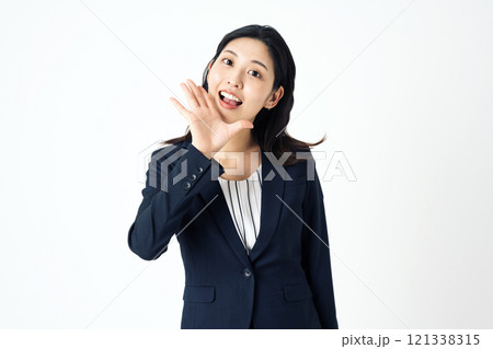 大声で叫んで応援するスーツ姿の女性 大声で叫んで応援するスーツ姿の女性 121338315