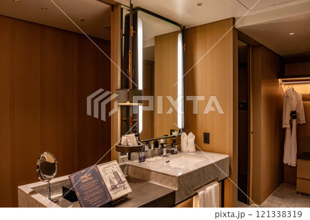 浜松町駅、竹芝駅近くのウォーターズ竹芝に入るラグジュアリーホテル、メズム東京の綺麗な客室の洗面台 121338319